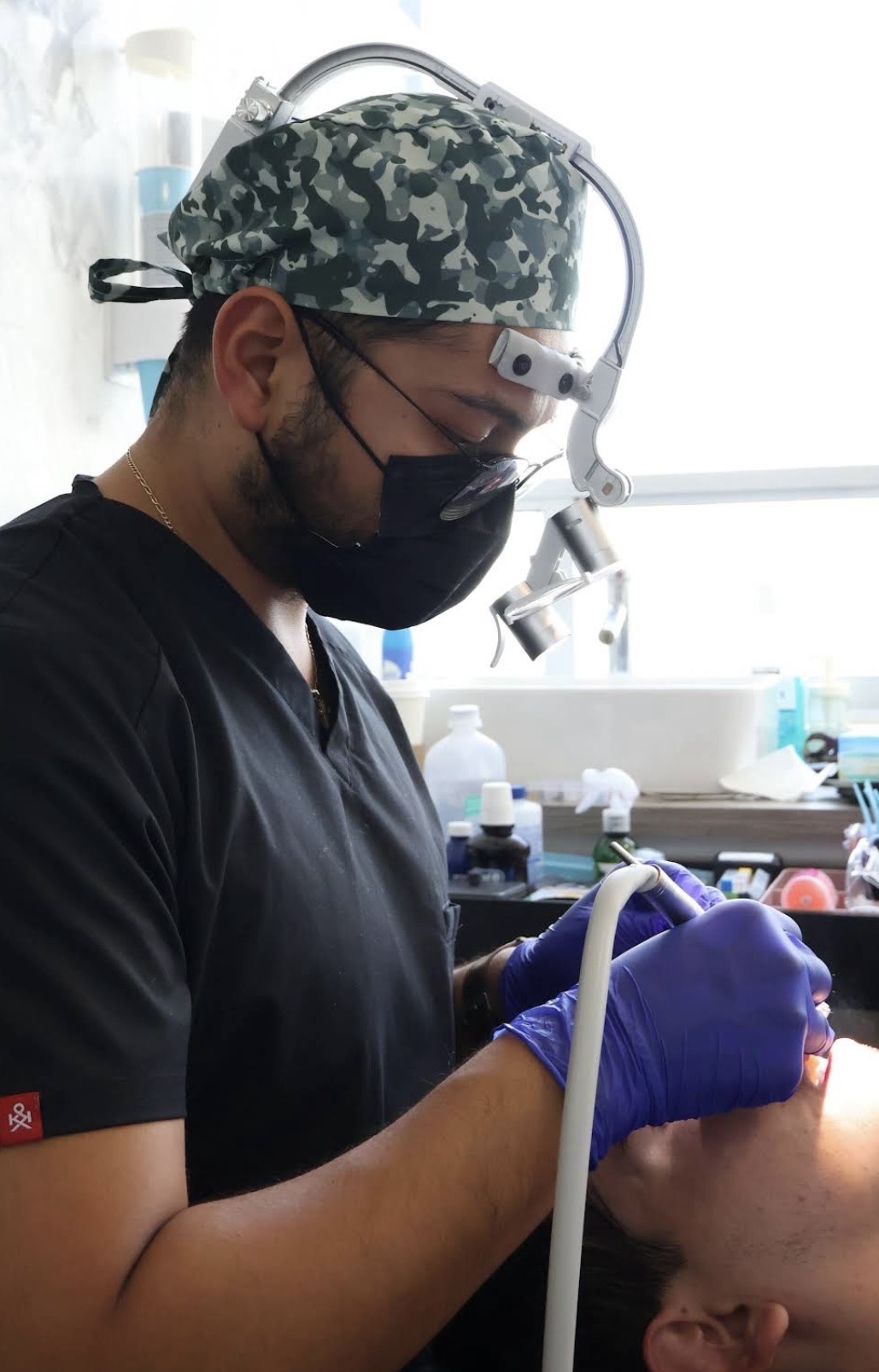 Dr. atendiendo paciente